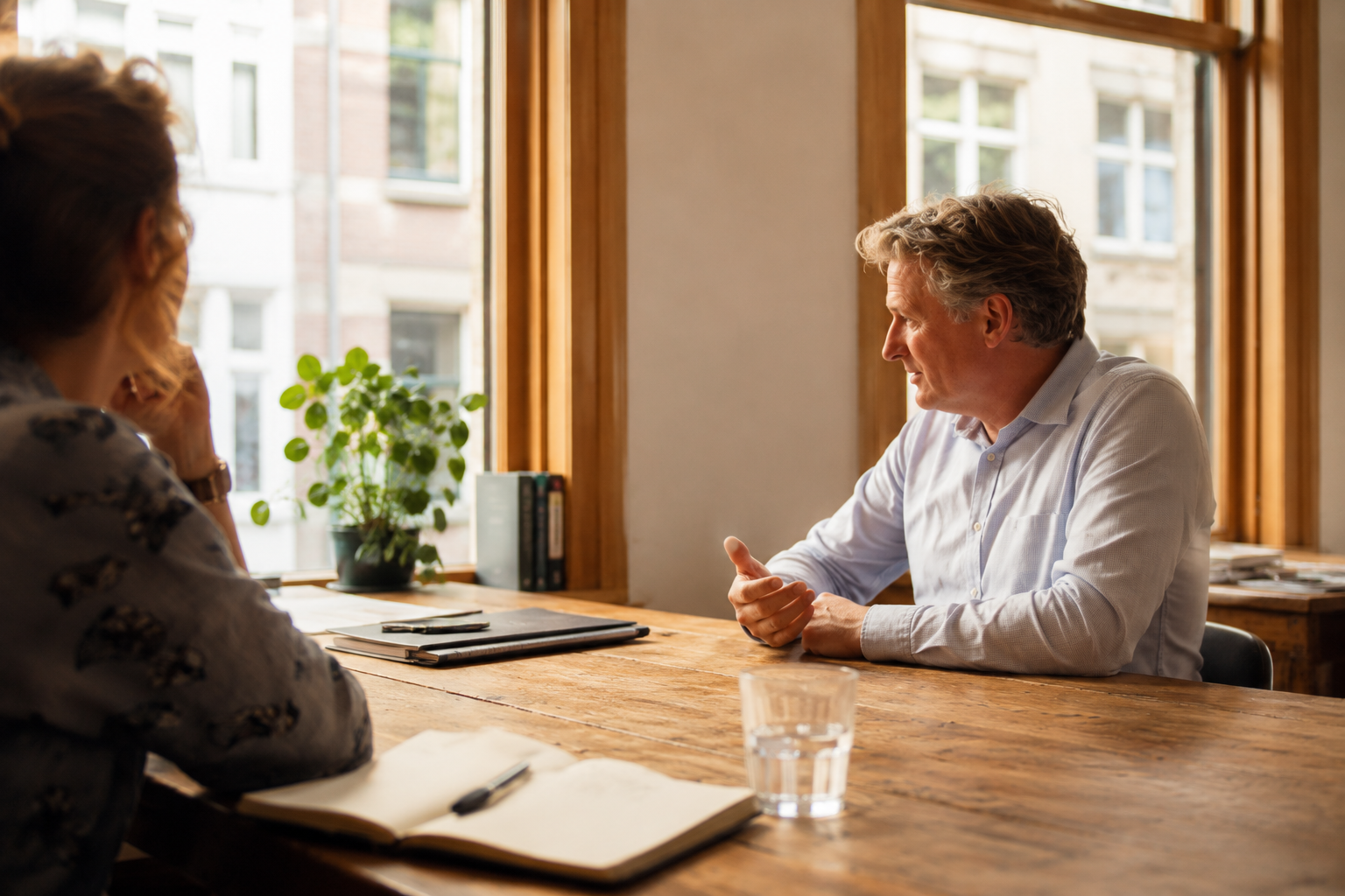 Preventief arbeidsdeskundig gesprek tussen arbeidsdeskundige en medewerker